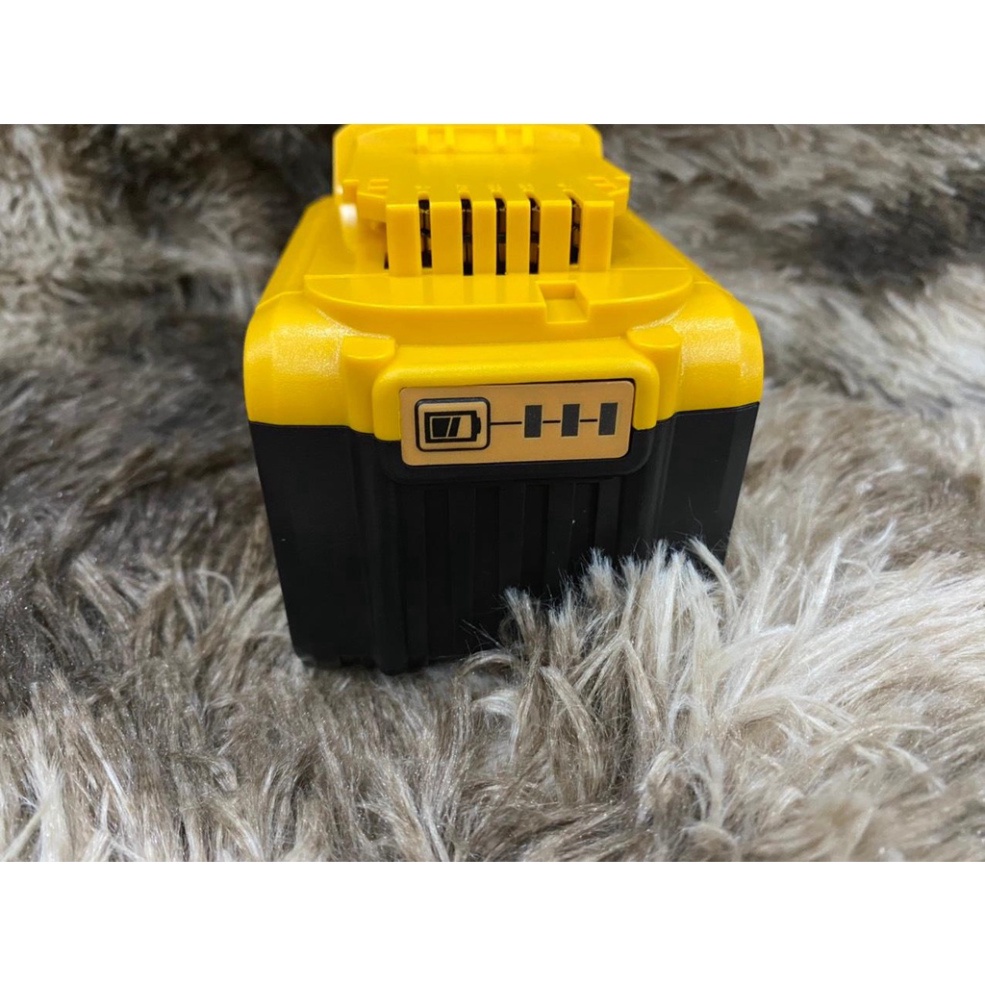 Pin Dewalt 20V 5s 3P, nhận sạc zin, có led báo pin.