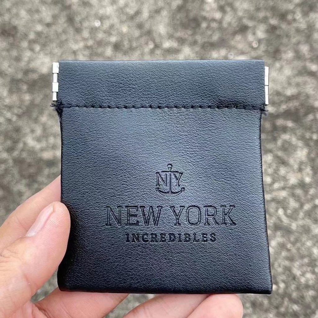 Một chiếc túi đựng dây chuyền của một thương hiệu nỗi tiếng NewYork