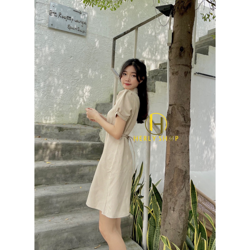 ĐẦM CỔ SƠ MI ĐÍNH NÚT XOÈ CARO