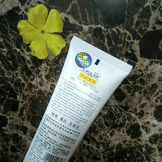 Sữa rửa mặt con bò LYOLAN 120g .