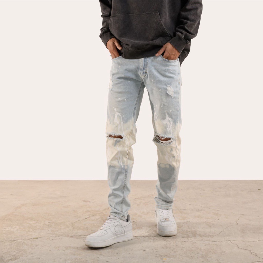 Quần jean nam  streetwear cao cấp màu xanh sáng rách gối vẫy sơn , form slimfit, chất jean co giãn thoải mái.