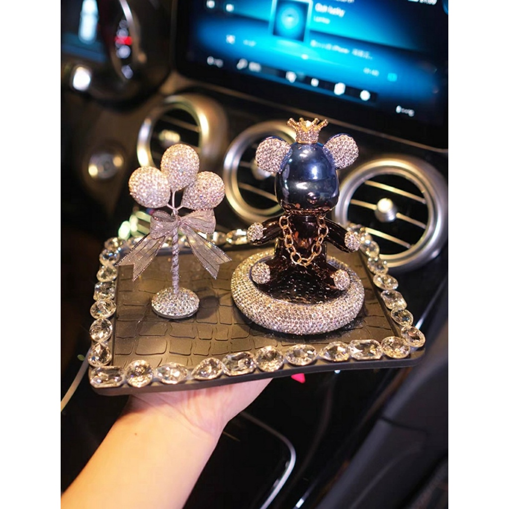 Nước Hoa Khô Hình Gấu BearBick Đeo Vòng Đính Đá Trang Trí Taplo,Bàn Làm Việc