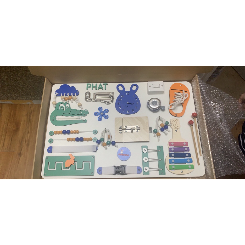 Gắn tên riêng cho bé miễn phí khi mua busy board bảng bận rộn