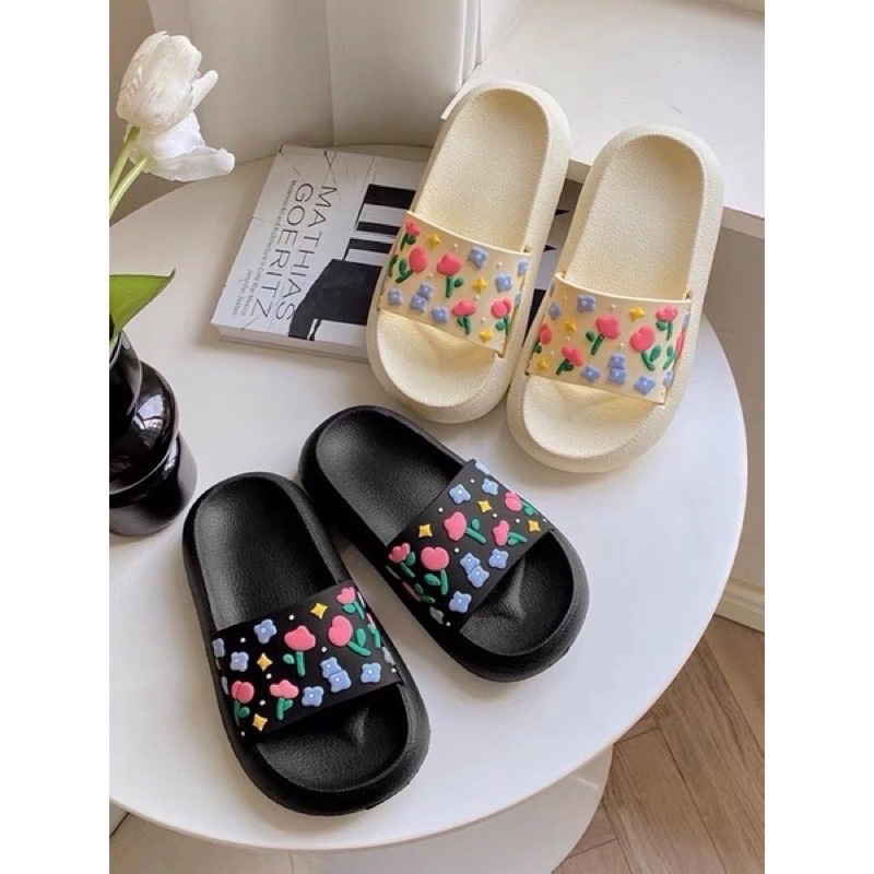Dép Bánh Mì Hoạ Tiết Hoa Nhí In Nổi Hai Màu Kem & Đen Hot Trend Mùa Hè