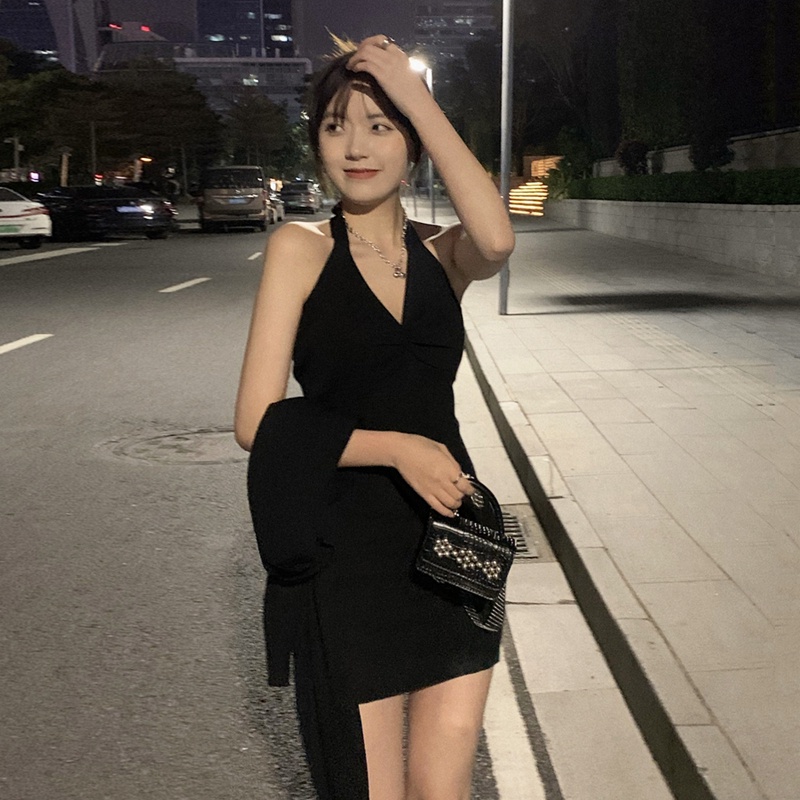 Đầm Perty vải dệt kim cổ yếm màu đen gợi cảm thời trang Hàn Quốc 2022 dành cho bạn nữ
