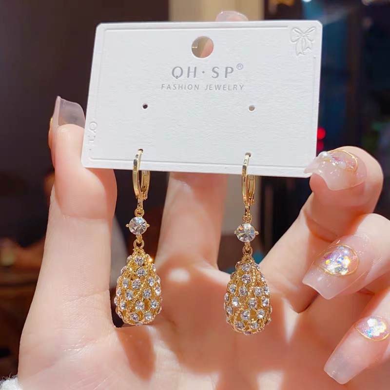 Khuyên Tai Hình Giọt Nước Rỗng Đính Kim Cương Giả Phong Cách Thu Đông Mới Thanh Lịch Cho Nữ