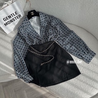 Set áo sơ mi đen họa tiết + chân váy kèm belt