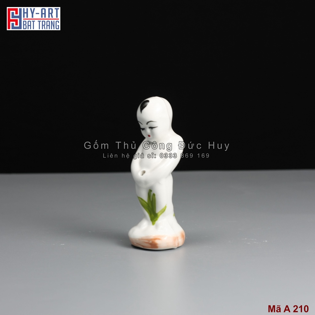 Tượng gốm cậu bé đứng tè - trang trí hòn non bộ, thác nước, bể cá