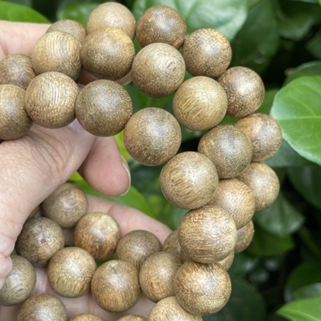 Vòng tay trầm hương rừng Quảng Nam đeo tay thanh lịch
