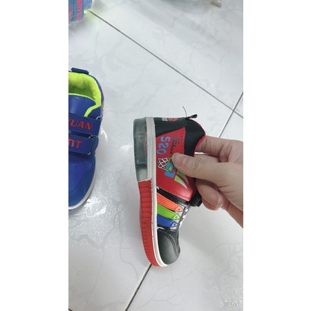 Giày bé trai có đèn màu đỏ