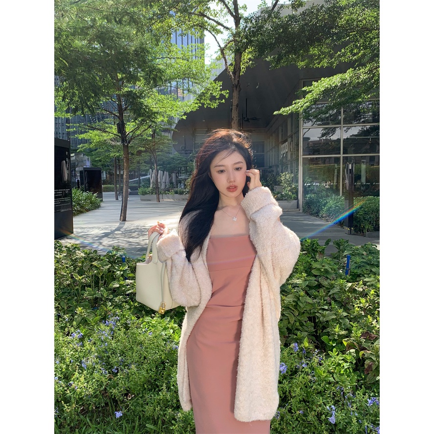 Set áo khoác len cardigan không khuy dáng dài+ Váy hai dây màu hồng sang trọng