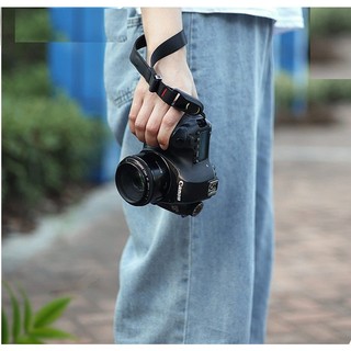 Dây đeo máy ảnh thao tác nhanh Quick Release.