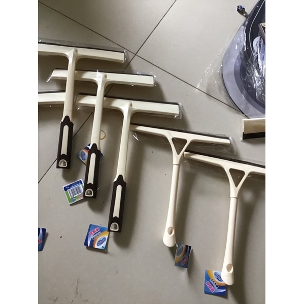 Gạt kính, gạt gương cầm tay tiện lợi 28 x 37cm