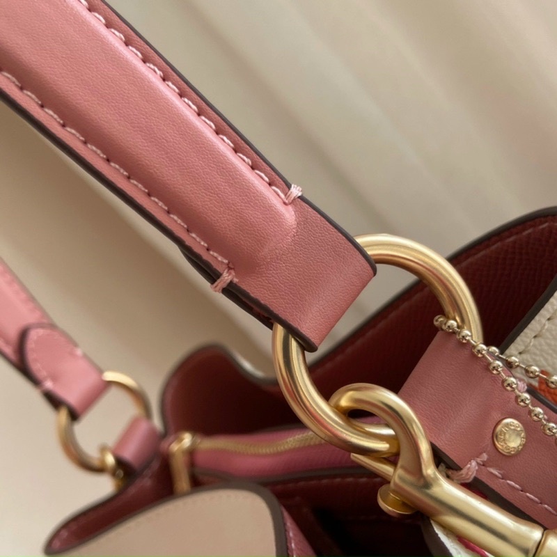 Túi đeo vai Coach Small Town Bucket xinh xắn