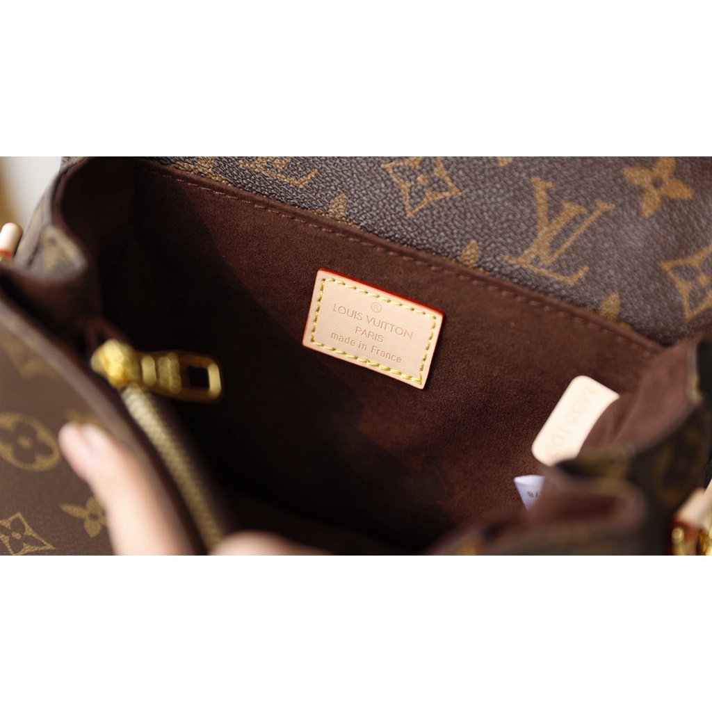 Túi quai xách WM266-20 METTIS DÁNG NGANG fullbox nam châm nguyên seal 2 lớp kích thước:20cm bản 2 quai xinh xỉu