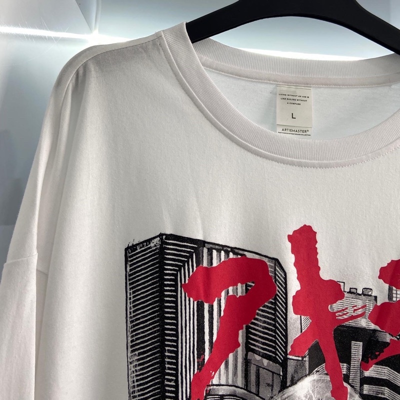 Áo dài tay hình Akira dáng rộng