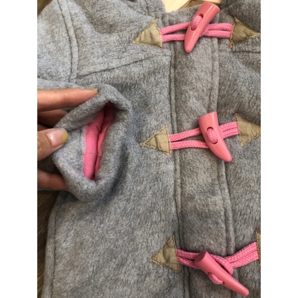 Áo khoác nỉ có mũ khuy sừng hàng 2hand cho bé gái size 6-9kg DTE10