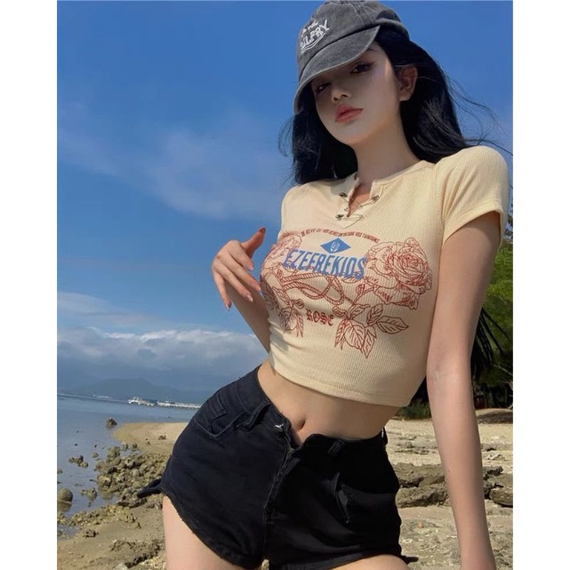 Áo thun croptop in hoa hồng ROSE kèm ghim băng | BigBuy360 - bigbuy360.vn