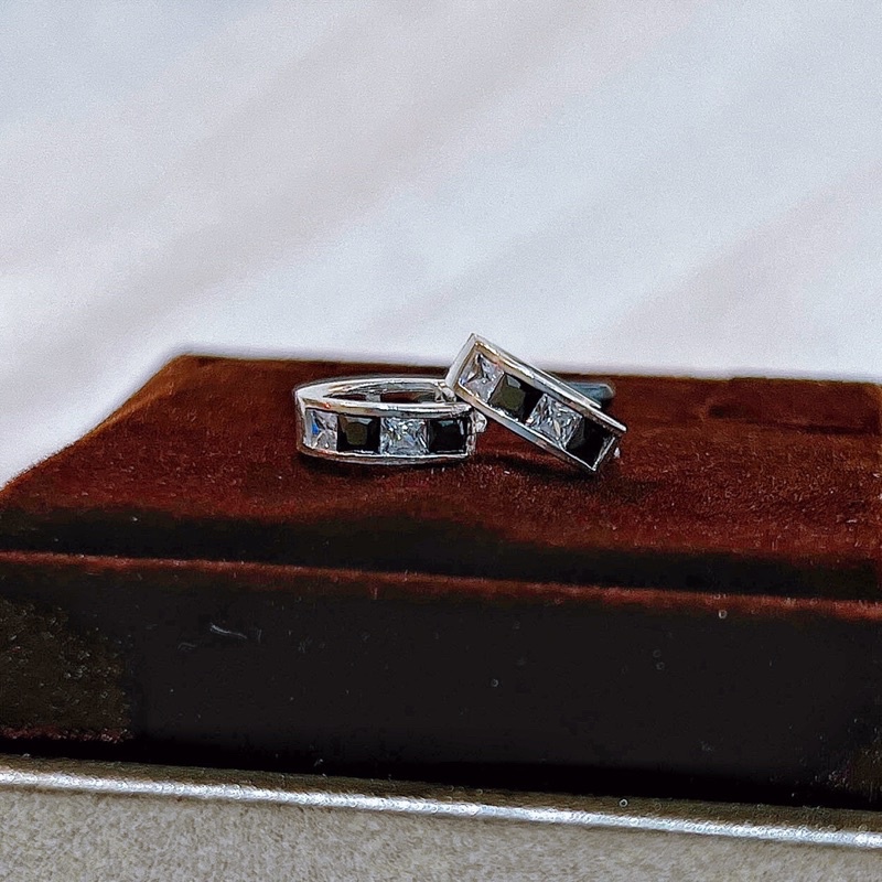 KHUYÊN TAI TRÒN CHUẨN BẠC S925 NẠM ĐÁ ĐEN