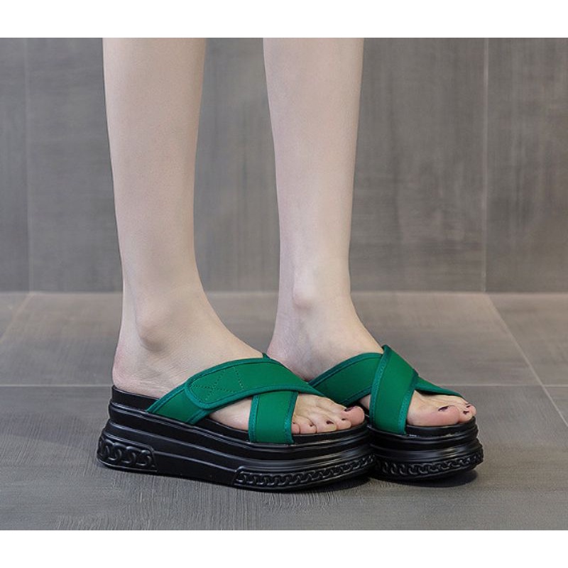 Dép đế xuồng bánh mì quai chéo