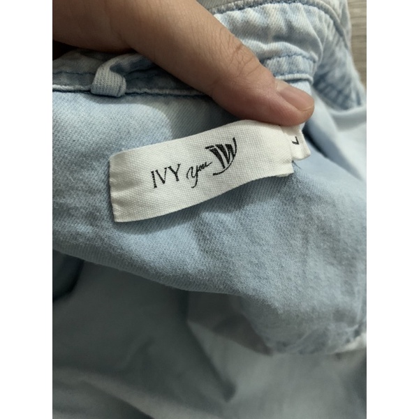 Áo sơmi jean dài và quần jean xanh