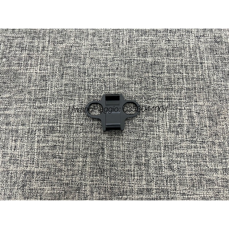 Đế nhựa dưới nắp tay xách xe Vespa Sprint 🌸