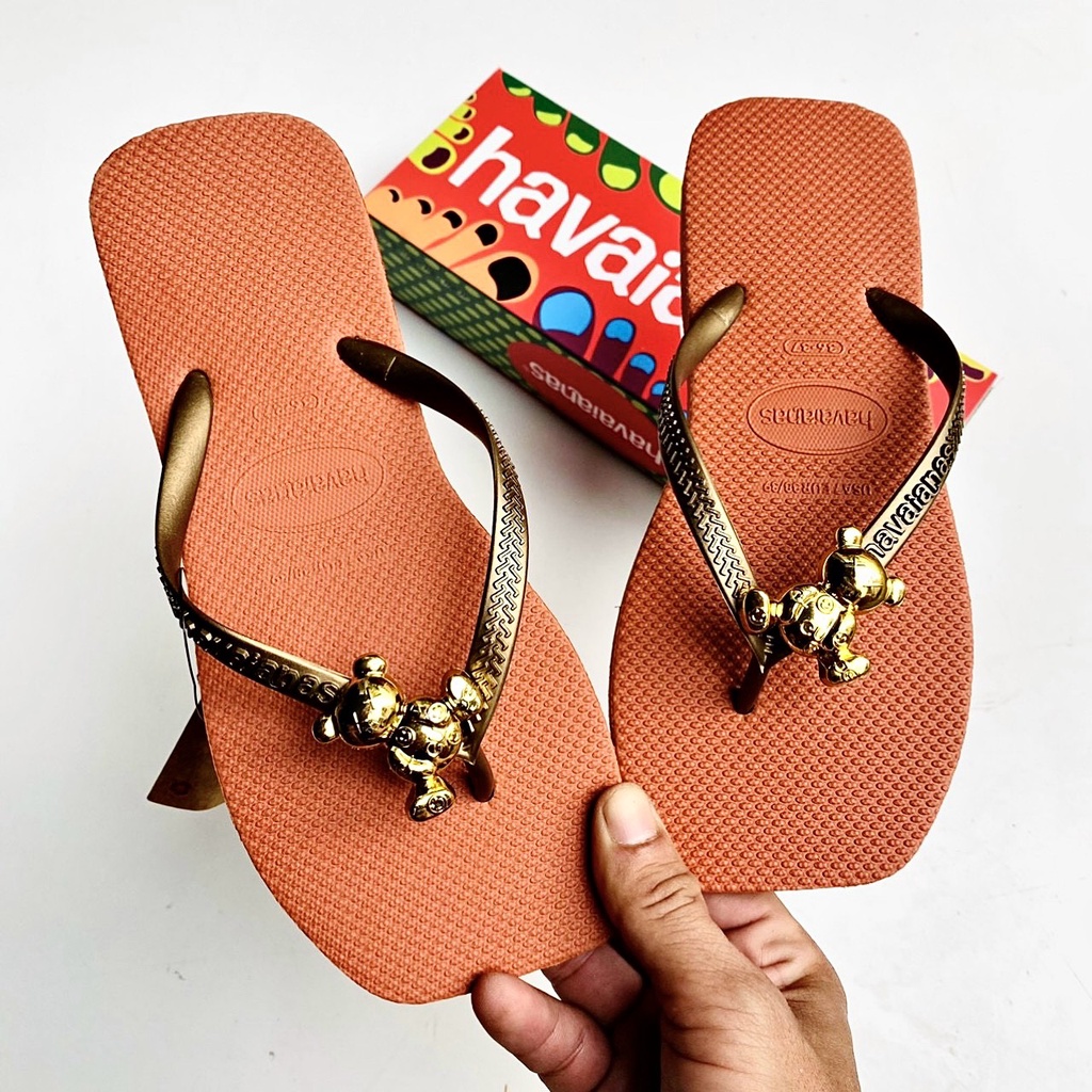 Dép kẹp xỏ ngón nữ đính charm gấu Bear thời trang cá tính, đế cao su bền bỉ êm ái nhiều màu lựa chọn.