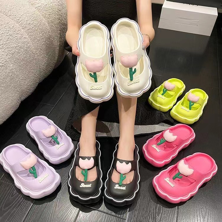 (Mẫu Mới) Dép Sandal Đục Lỗ Đế Dày Hai Lỗ Thoáng Khí Họa Tiết Hoạt Hình Dễ Thương Thời Trang Mùa Hè 2022 Dành Cho Bạn Nữ Mang Ngoài Trời