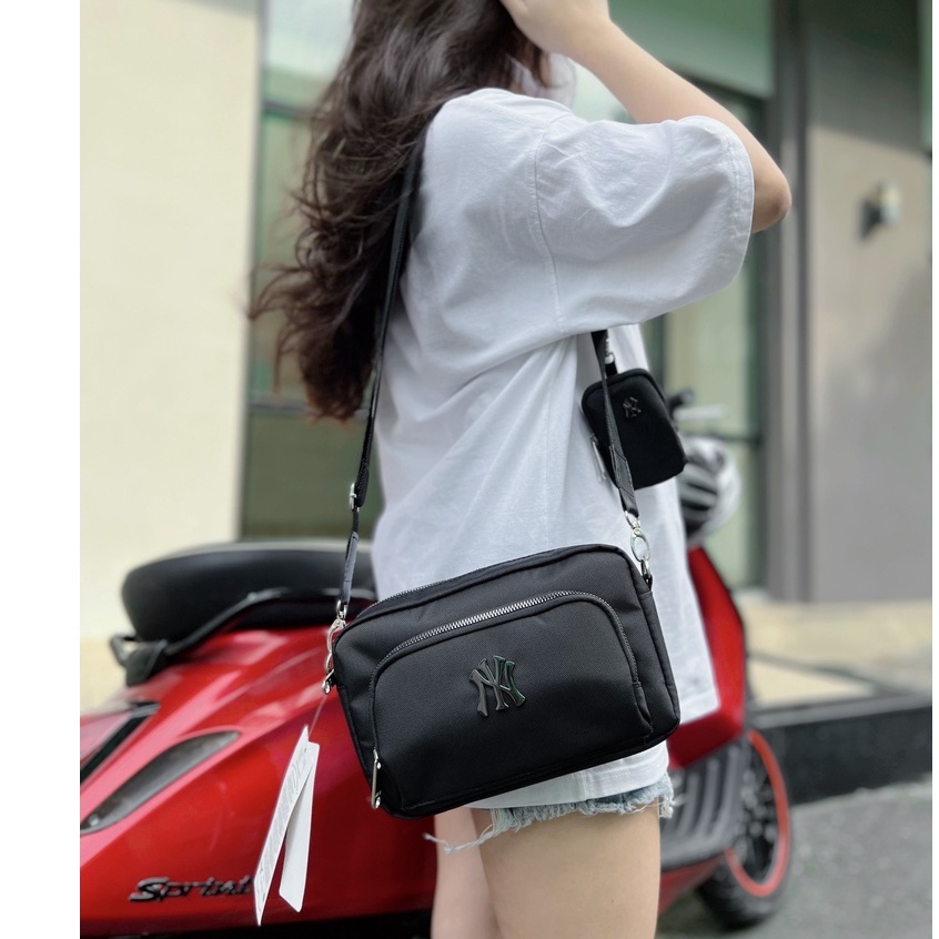 TÚI ĐEO CHÉO M L B YAN KEE MEN BLACK/GOLD LOGO KIM LOẠI CAO CẤP