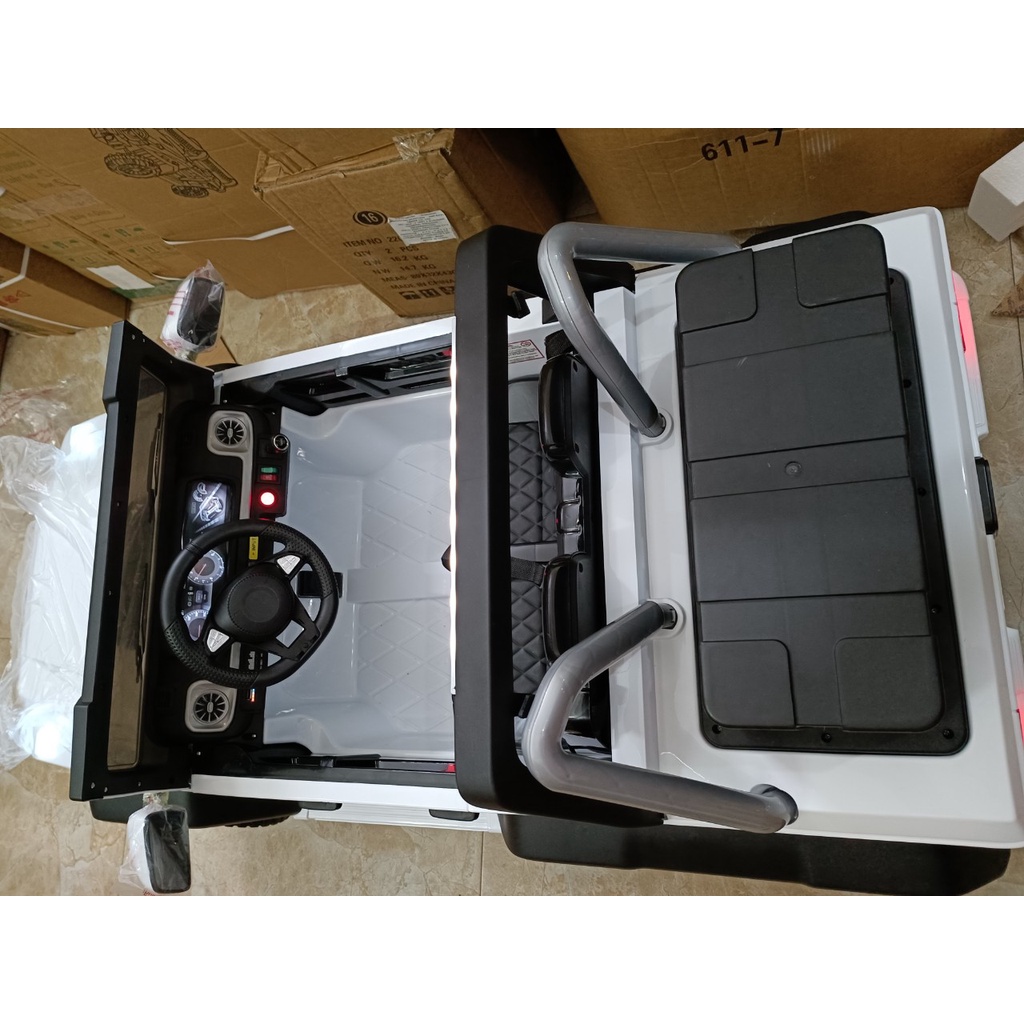 Xe ô tô  điện cho bé Mercedes G63 AMG-WF189 2 chân ga ghế to rộng có điều khiển từ xa