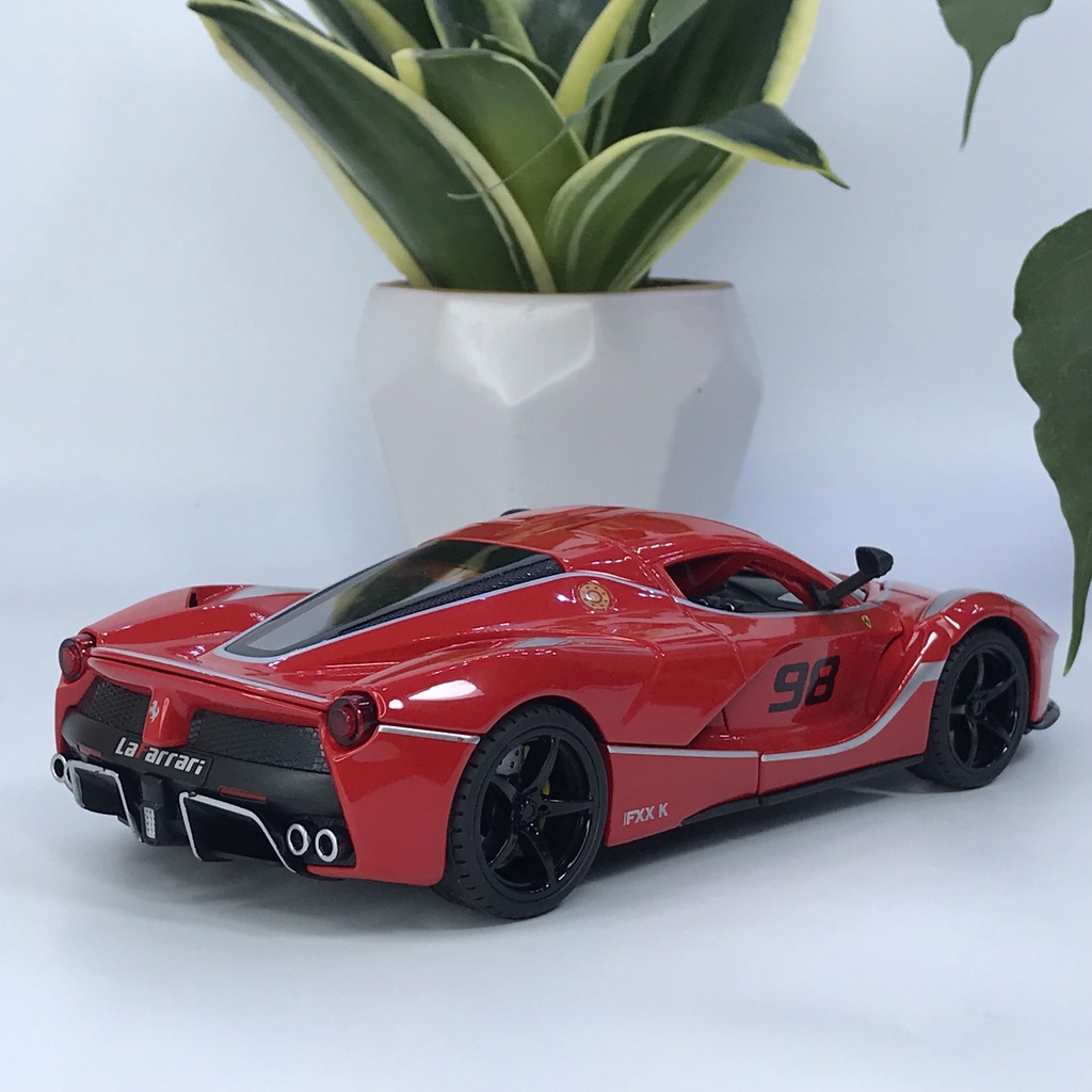 Mô hình siêu xe Ferrari FXX K tỷ lệ 1:22 bằng kim loại phiên bản đường đua của LaFerrari