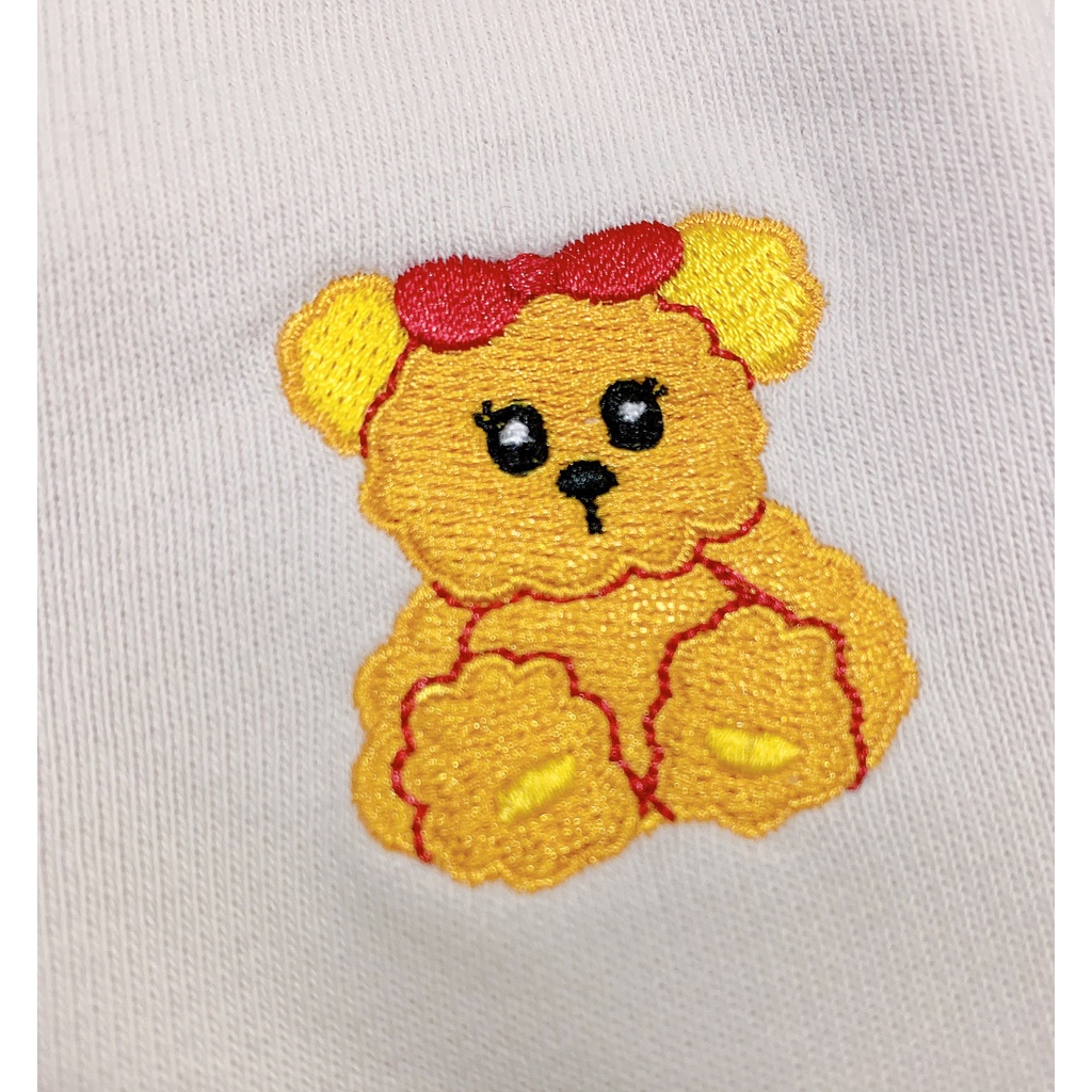 Váy thu đông bé gái Milkmile xuất Hàn. Thiết kế quá sức đáng yêu, chất da cá không bai nhão, thêu gấu cute. Size 90-140