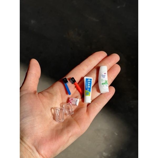Mô hình set đánh răng vệ sinh xà phòng gội đầu mini cho nhà búp bê