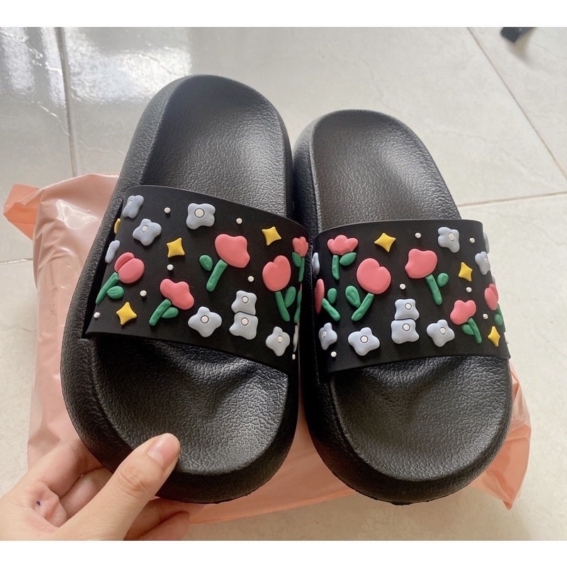 Dép Bánh Mì Hoạ Tiết Hoa Nhí In Nổi Hai Màu Kem & Đen Hot Trend Mùa Hè