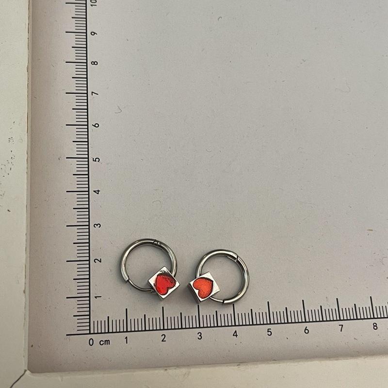 Khuyên Tai Hình Vuông Họa Tiết Trái Tim Đỏ Đơn Giản Tinh Tế