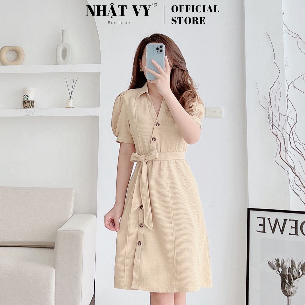Đầm sơ mi công sở Nhật Vy cổ V tay phồng phối cúc dáng suông có eo chất xốp ô phù hợp đi chơi cafe - D2492