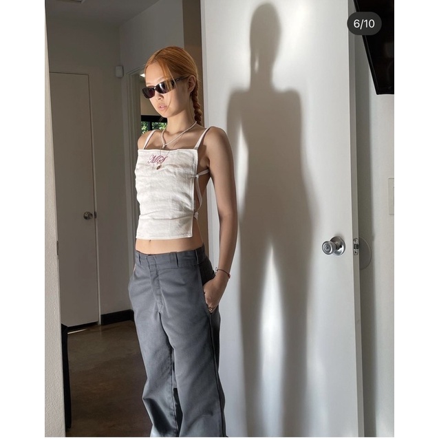 Áo yếm trắng hở lưng Jennie Blackpink