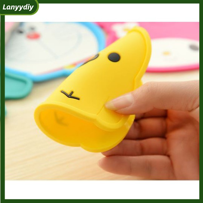 1 Miếng Lót Ly Bằng PVC Hình Totoro / Doraemon / Baymax / Minion / Hello Kitty / Mickey