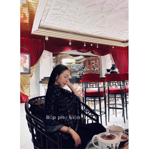 Khăn choàng cổ LV đen cao cấp ánh kim , kích thước 140x140cm