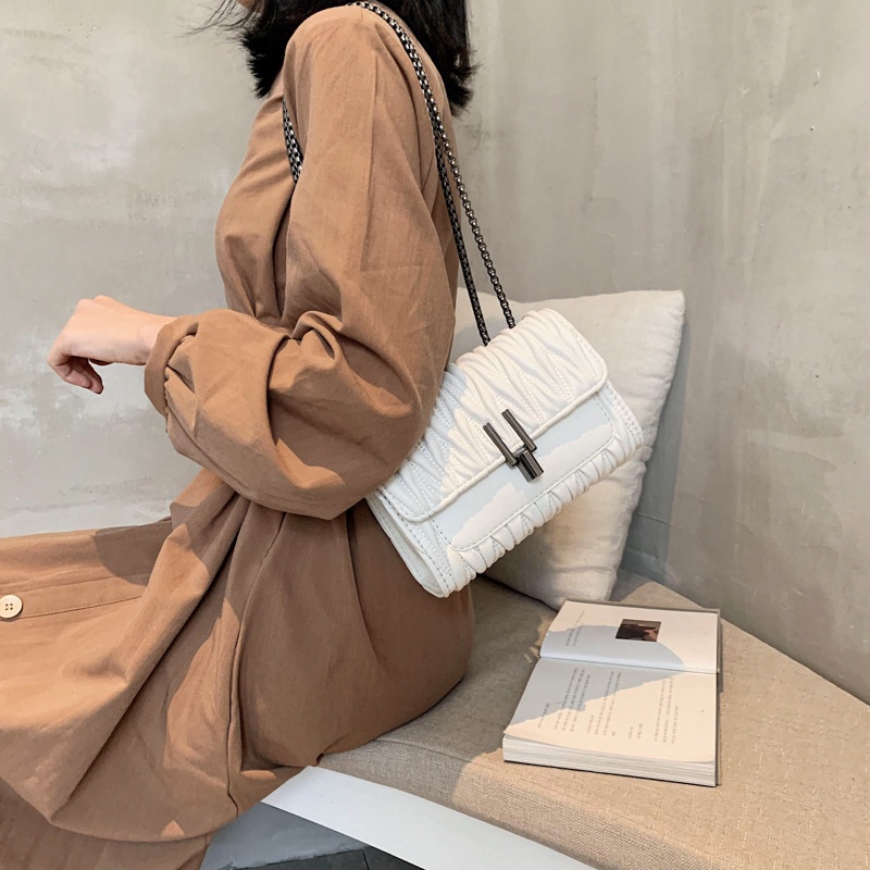 Túi Đeo Chéo Dây Xích Hình Thoi Màu Đen Thời Trang Cho Nữ