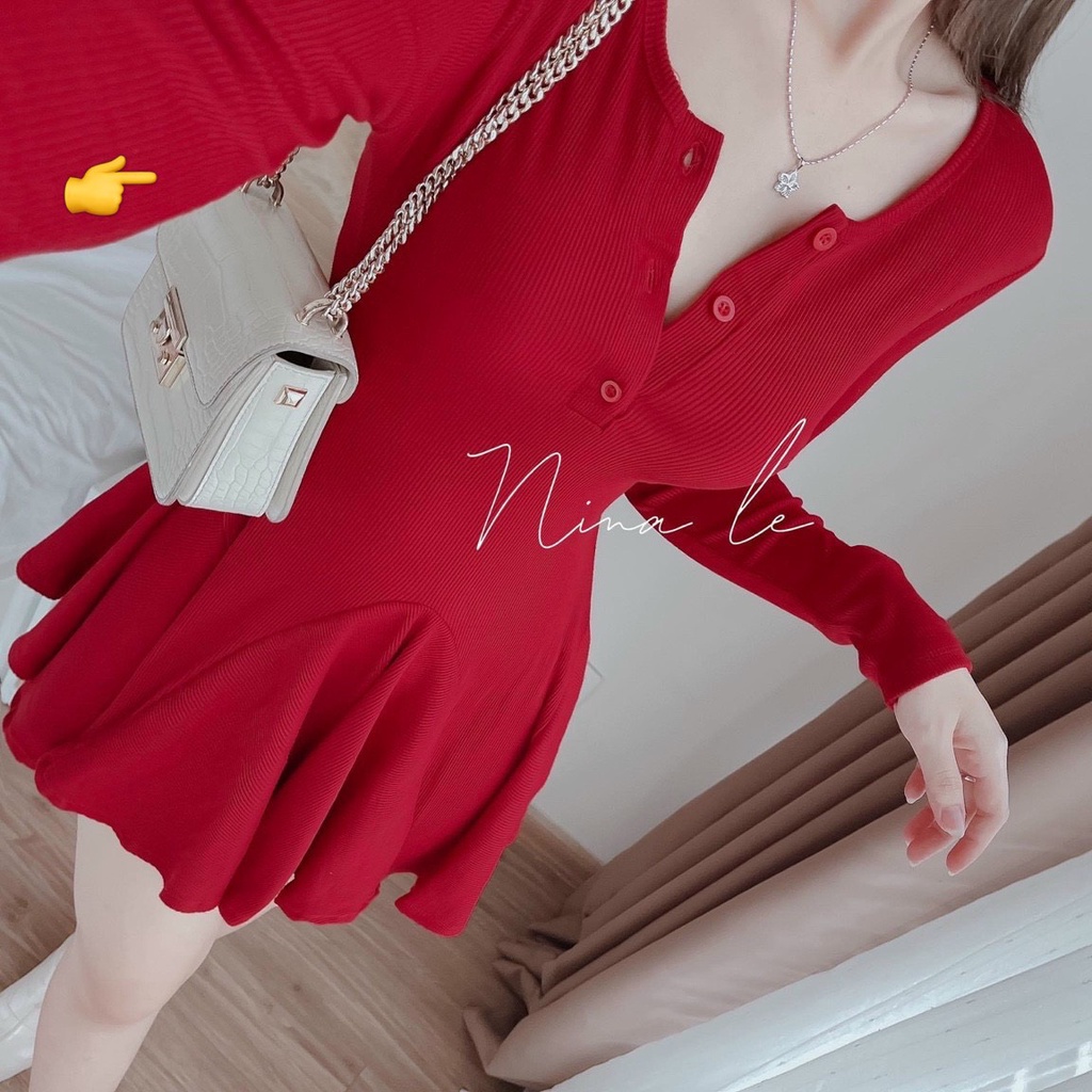 Đầm cổ vuông cài nút tay dài dáng xòe , 2 màu đen đỏ hot cho mùa noen và xuân , chất gân mềm dày dặn