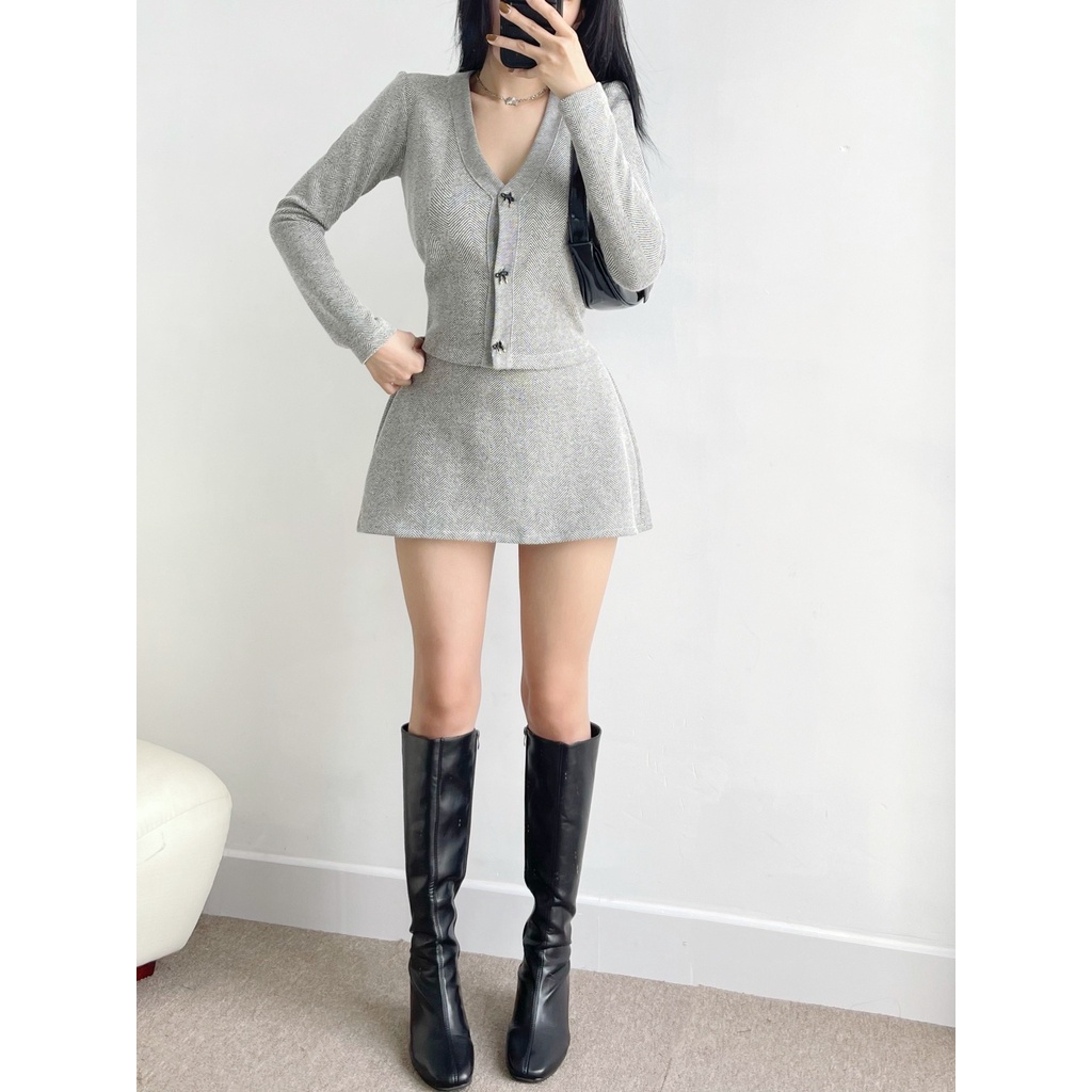 Set áo dài tay và Chân váy xoè dáng ngắn V34 | Tantalizing Design