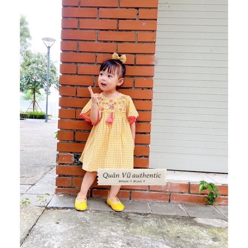 Váy kẻ ô thêu bé gái