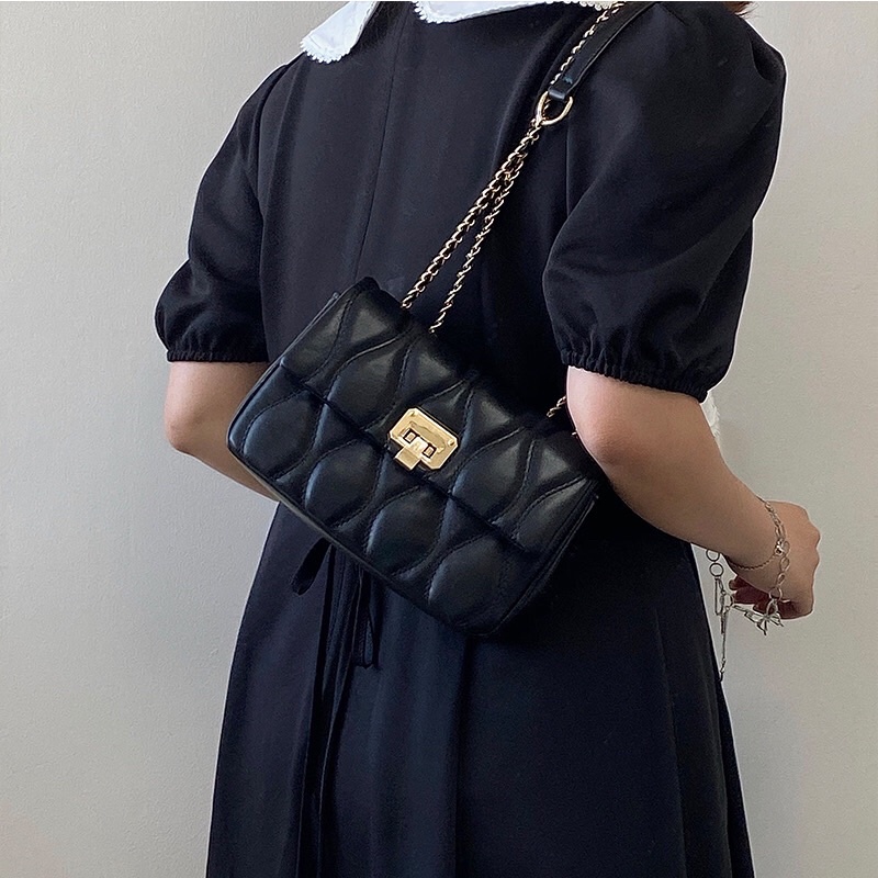 Túi xách nữ túi đeo chéo nữ màu đen đi kèm dây xích có đệm chống đau vai.