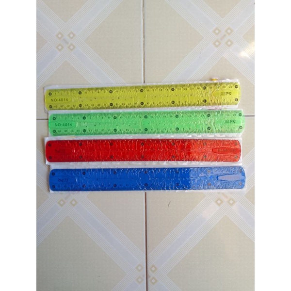 Thước kẻ bằng nhựa dẻo dai không lo bị gãy