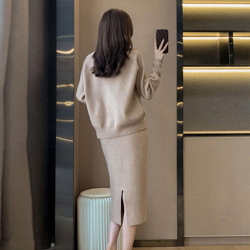 Bộ Áo Sweater Cánh Dơi Chui Đầu Phối Chân Váy Dệt Kim Xẻ Tà Dáng Ôm Dài Qua Gối Thời Trang Thu Đông Phong Cách Xiaoxiang Cho Nữ Mặc Vào Năm Mới