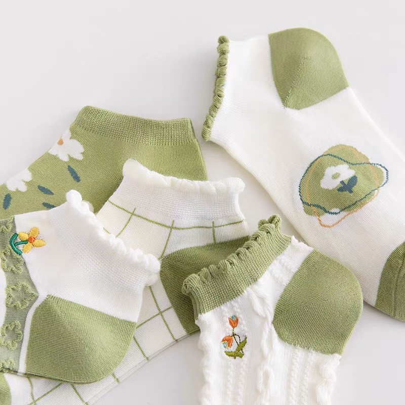 Tất nữ cổ ngắn họa tiết hình hoa màu xanh lá xinh xắn