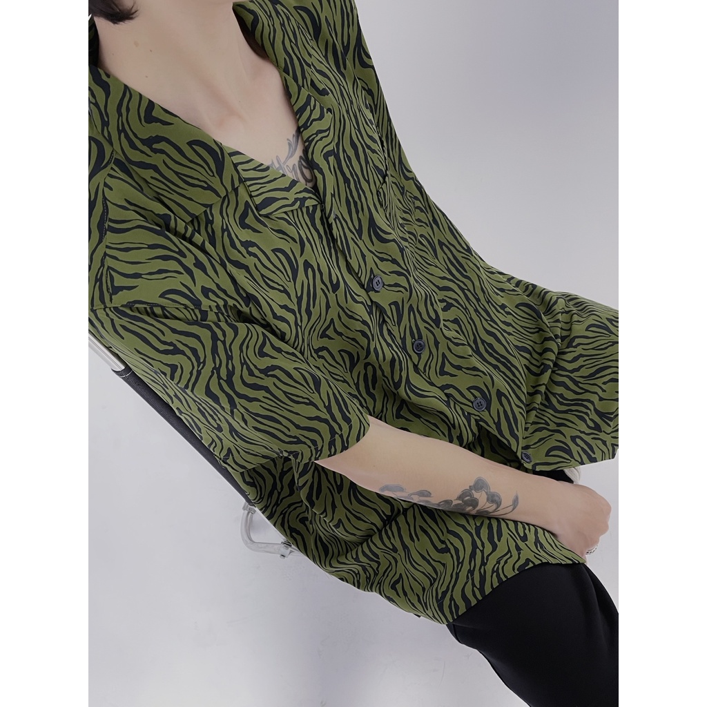 Áo Sơ Mi Nam Cổ Danton Tay Ngắn - M o N. Special Zebra Moss Họa Tiết Vằn Xanh Rêu Vải Lụa Mango Siêu Mát Chống Nhăn