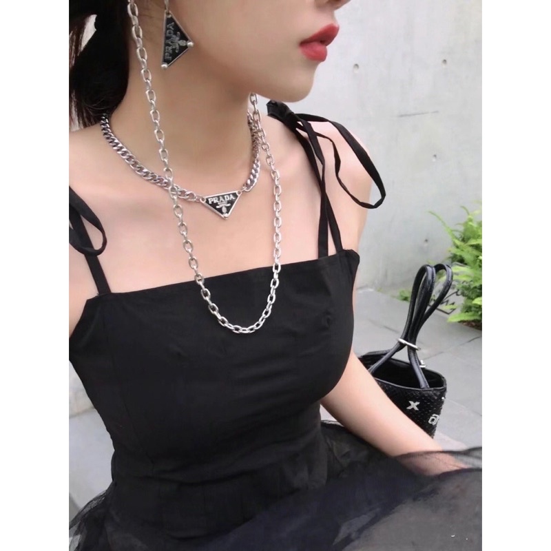 Dây Chuyền Xích Mặt Tam Giác Prada Phong Cách
