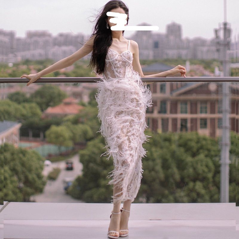⭐Váy Sẵn Sàng⭐Đầm Hai Dây Dáng Ôm Dài Đến Giữa Eo Xẻ Tà Phối Lông Vũ Màu Trắng Phong Cách Hàn Quốc Thời Trang Mùa Hè Hàng Mới 2022
